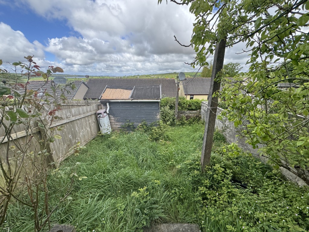 Lot: 186 - MID-TERRACE HOUSE FOR IMPROVEMENT - Rear garden